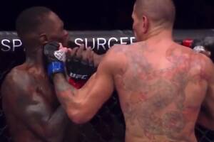 Adesanya dostał łomot w walce o pas UFC. Koszmar Nigeryjczyka powrócił [WIDEO]