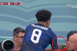 Szokujące zachowanie reprezentanta USA. Wytarł się w fotoreportera [WIDEO]