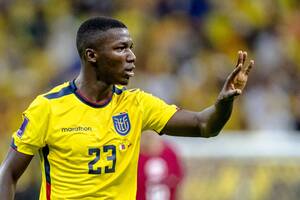 Tyle na transferze Moisesa Caicedo zarobi jego pierwszy klub. Kwota zwala z nóg, zasili nietypowy cel