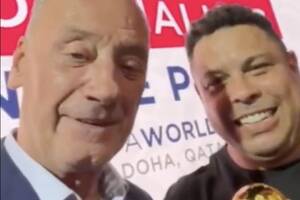 Dariusz Szpakowski uhonorowany. Legendarny komentator odebrał nagrodę z rąk Ronaldo [WIDEO]