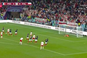 Lewandowski uratowany. Polak potrzebował dwóch prób, by wykorzystać rzut karny [WIDEO]