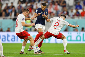 "Moje nogi płonęły". Matty Cash opowiedział o pojedynkach z Kylianem Mbappe