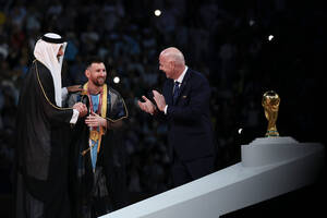 "Ostatni element sportwashingu". Burza wokół stroju, w którym Leo Messi podniósł Puchar Świata