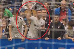 Lukas Podolski wpadł w szał podczas turnieju charytatywnego. Rozjuszyła go decyzja sędziego [WIDEO]