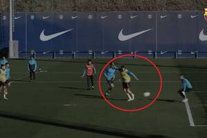 Lewandowski bawi się na treningu. Barcelona opublikowała jego "zuchwałe" trafienie [WIDEO]