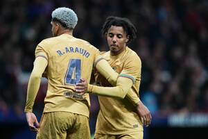 Stoper FC Barcelony doradza klubowi. Wskazał dwóch piłkarzy, którzy powinni grać na Camp Nou. "Jest najlepszy"