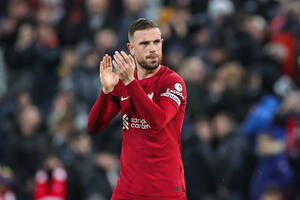 Liverpool może stracić kapitana. Jordan Henderson jest kuszony dużymi pieniędzmi