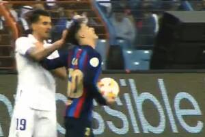 Gracz Realu stracił głowę w El Clasico! Zaczął ciągnąć rywala za włosy, błyskawiczna reakcja "Lewego" [WIDEO]