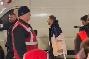 Niepokojące obrazki po meczu Manchesteru United. Kluczowy piłkarz opuścił Old Trafford o kulach [WIDEO]