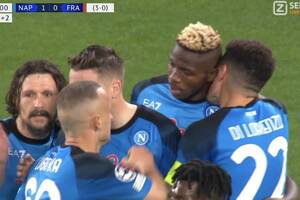 Napoli rozbiło Eintracht Frankfurt i jest w ćwierćfinale! Dublet Osimhena, Zieliński dobił rywali [WIDEO]