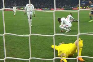 Komedia pomyłek w klasyku Ligue 1. Lyon przegrał po kuriozalnym samobóju w ostatniej akcji meczu [WIDEO]
