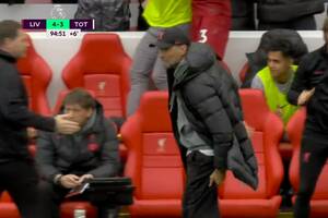 Klopp tak się cieszył, że aż doznał kontuzji. Niecodzienne obrazki po golu na 4:3 dla Liverpoolu [WIDEO]