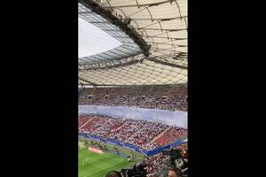 Kibice Legii weszli na Stadion Narodowy! Wielki przemarsz fanów ulicami Warszawy [WIDEO]