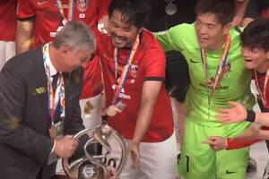 Piękny gest piłkarzy Urawa Red Diamonds wobec Macieja Skorży. Tak docenili polskiego trenera [WIDEO]