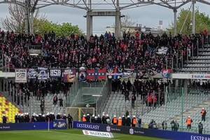 Kibice Rakowa stracili flagę i demolowali stadion Korony. Blisko starcia fanów, w akcji była policja [WIDEO]