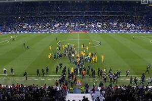 Skandaliczne zachowanie kiboli Espanyolu! Wtargnęli na murawę i przegonili piłkarzy FC Barcelony [WIDEO]
