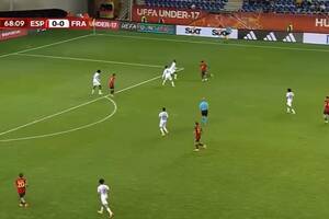 Niesamowity gol w półfinale EURO U17. Piłkarz Barcelony popisał się cudownym strzałem [WIDEO]