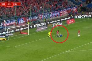 Kuriozalny gol ośmieszył Wisłę. Piłkarz Puszczy leżał na boisku, a i tak trafił do bramki [WIDEO]