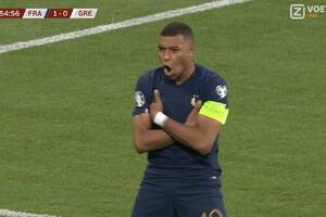 Wielkie kontrowersje w meczu reprezentacji Francji! Decyzja Lahoza uratowała Mbappe i "Trójkolorowych" [WIDEO]