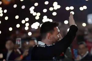 Piękne przywitanie Leo Messiego w Rosario. Mistrz świata skradł show w pożegnalnym meczu legendy [WIDEO]