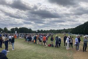 Czekają wiele godzin, by wejść na korty Wimbledonu. Powód zaskakuje
