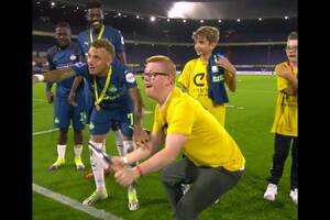 Niepełnosprawne dzieci weszły w buty gwiazd futbolu. Wzruszający gest holenderskiego piłkarza [WIDEO]