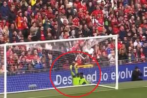 Manchester United stracił gola z połowy boiska! Kuriozalne błędy nowych gwiazd [WIDEO]