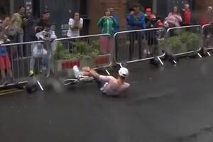 Co za historia! Wywrócił się w trakcie wyścigu. Po chwili wstał i został mistrzem świata [WIDEO]
