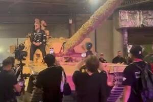 Gwiazda wjechała na arenę na czołgu. Kilka chwil później nie dała szans legendzie UFC [WIDEO]