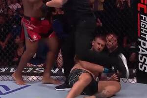 Padł jak rażony prądem. Polak brutalnie znokautowany podczas UFC w Singapurze [WIDEO]