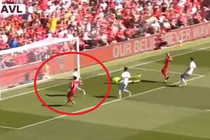 Matty Cash z samobójem przeciwko Liverpoolowi! Ogromny pech Polaka w ważnym meczu [WIDEO]