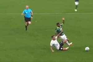 Bandycki faul na Endricku. Mogło skończyć się fatalną kontuzją [WIDEO]