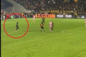 Tak na wtargnięcie kibica zareagował ochroniarz Leo Messiego. "Nie bierze jeńców" [WIDEO]