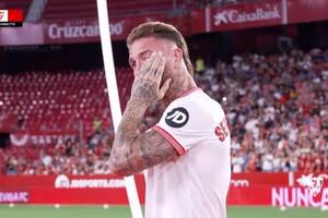 Sergio Ramos nie mógł powstrzymać łez. Kibice Sevilli zgotowali mu wspaniałe powitanie [WIDEO]