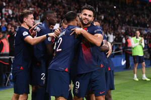 PSG wróciło na właściwe tory, kapitalny gol Hakimiego. Mbappe opuścił boisko z kontuzją [WIDEO]