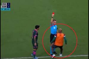 Znany piłkarz nie wytrzymał. Wstał z ławki i ruszył do sędziego. Decyzja arbitra mogła być tylko jedna [WIDEO]