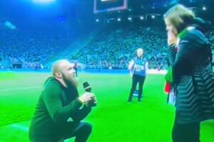 Oświadczyny podczas hitowego meczu w Ekstraklasie. Niecodzienne sceny na polskim stadionie [WIDEO]