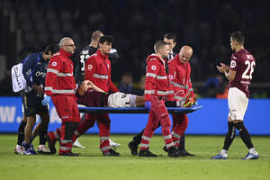 Holenderski piłkarz doznał bardzo poważnej kontuzji. Czeka go długa przerwa od gry