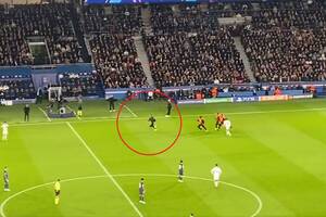 Kibic zabawił się z ochroną podczas meczu PSG. Ogromna wrzawa na trybunach. "Poudawał Usaina Bolta" [WIDEO]