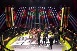 Freak-fighter przetrwał walkę z 10 rywalami! Niespotykana sytuacja podczas Clout MMA