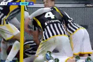 Juventus uratował wygraną w 97. minucie! Milik przyczynił się do zwycięskiego gola, błąd Dawidowicza [WIDEO]