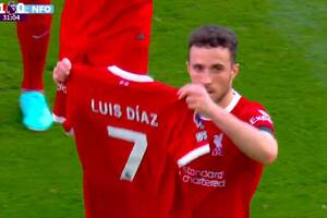 Wyjątkowa dedykacja po golu i wygrana Liverpoolu. Salah skorzystał z fatalnego błędu bramkarza [WIDEO]