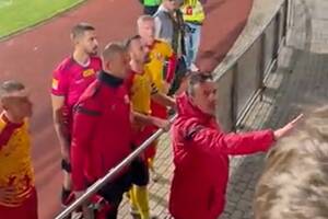 Emocje po meczu I ligi. Nerwowa reakcja kibiców, uspokajał ich trener. "Wiecie, z kim graliśmy?!" [WIDEO]