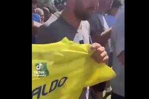 Kibic próbował wcisnąć Messiemu koszulkę Ronaldo. Bezwzględna reakcja gwiazdy [WIDEO]