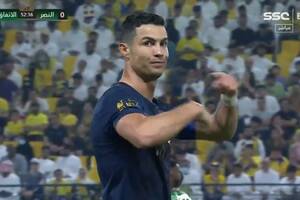 Ronaldo "kazał" zmienić sędziego. Szokujący gest Portugalczyka w trakcie meczu [WIDEO]