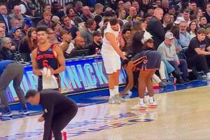 Cyrk przed meczem NBA. Duża wpadka, koszykarze sprzątali parkiet [WIDEO]