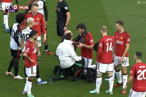 Chwila grozy w meczu Manchesteru United. Harry Maguire już w 1. minucie potrzebował pomocy medycznej [WIDEO]