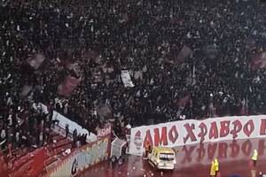 Dramat na meczu Ligi Mistrzów. Kibic spadł z trybuny. "Uderzył głową o beton"