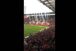 Niebezpieczne sceny podczas meczu Bundesligi. Doszło do wybuchu. "Rozległ się głośny huk"