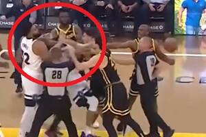 Ogromna awantura podczas meczu NBA. Jeden z koszykarzy skończył z porwanym strojem [WIDEO]